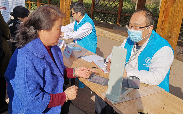 【学雷锋日】必赢手机版app,必赢（中国）举办“爱满京城，牵手智慧家医”志愿服务活动(图5)